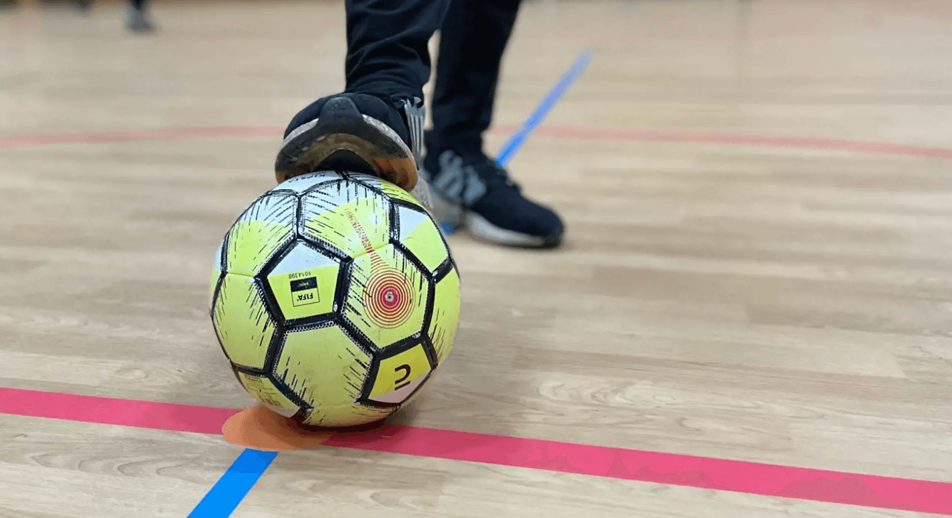 Spela spontanfotboll i Rinkebyhallen